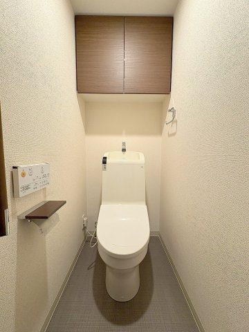 トイレ上部に収納付！快適な温水洗浄便座付です♪バブル水を利用することで便器内の汚れの付着を防止します