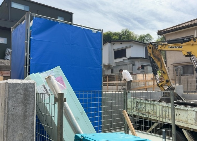 バルコニーは、室外の専用スペースのうち、「屋根がなく開放された空間」であるものを指します。ベランダより広いタイプのものが多く、日当たりもよいため家庭菜園などを楽しみたい人にとって適した環境となります。