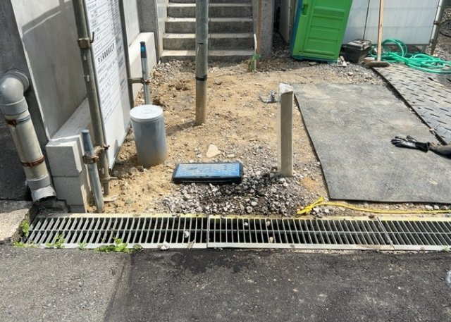 敷地内には、散水栓や立水栓があります。水道水を直接利用できるため、水を運ぶ手間を省くことが出来ます。大量の水を必要とする洗車作業や清掃などに役立ちます。その他設備とあわせて、現地でご確認ください。