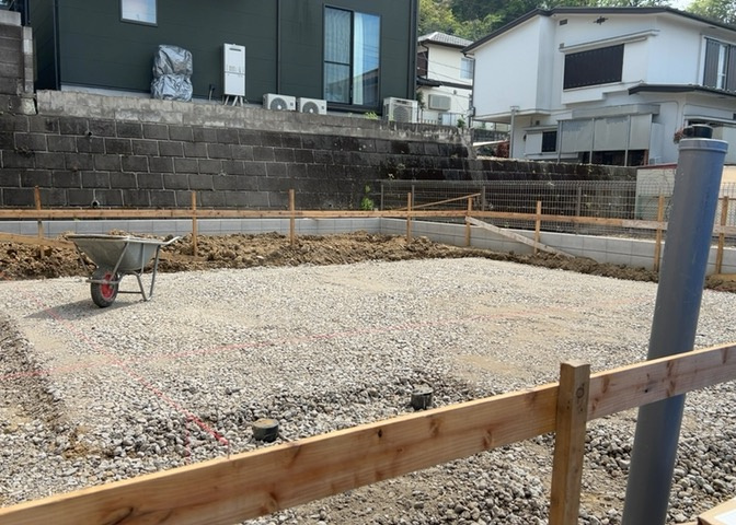 木造住宅とは土台、壁、柱など建築物の強度を支える構造体の材に木が使用されている構造を指します。構造体は建物の自重を支えるだけではなく風圧や水圧、積裁荷重などあらゆる衝撃に耐えるための基礎です。