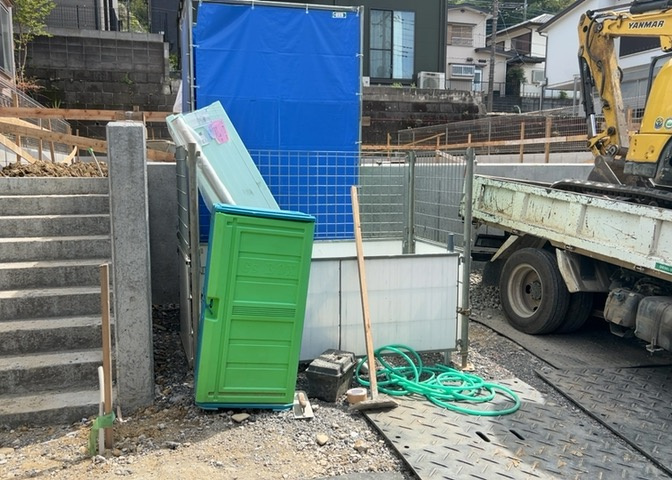 ベタ基礎とは、柱の位置に関係なく全体に基礎がある事を指し、面積が大きい分建物の重さを全体に分散できます。また、地面からの湿気や害虫を遮断でき、木造住宅で心配されるシロアリ被害を防ぐ効果も期待できます。