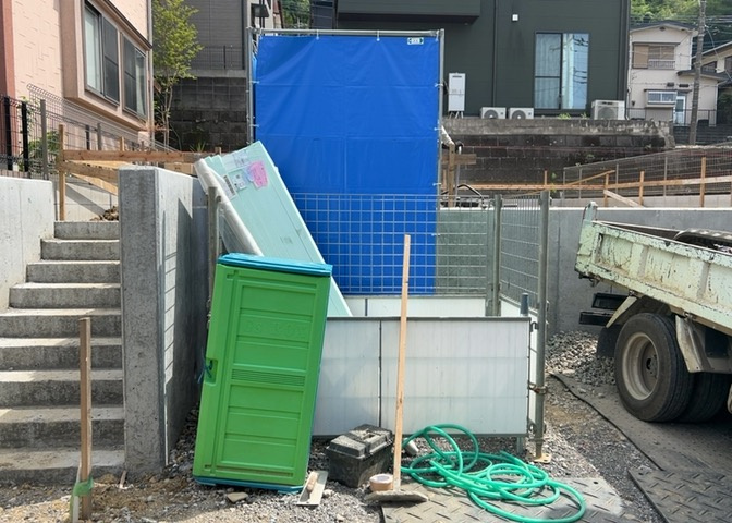 基礎パッキング工法とは、床下の換気確保のため基礎と土台の間に緩衝材を挟み込む工法です。土台の下に数十センチの間隔で設置されるため、全体的な隙間が生まれます。床下換気口に比べて高い通気性が確保されます。