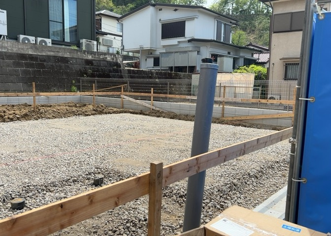 現地に行くなら、物件の周囲の地形がどうなっているかを見ることも大切です。周辺より低くなっている土地では、大雨などで水が集まりやすいため、地盤が弱くなっているということも考えられるため、注意が必要です。