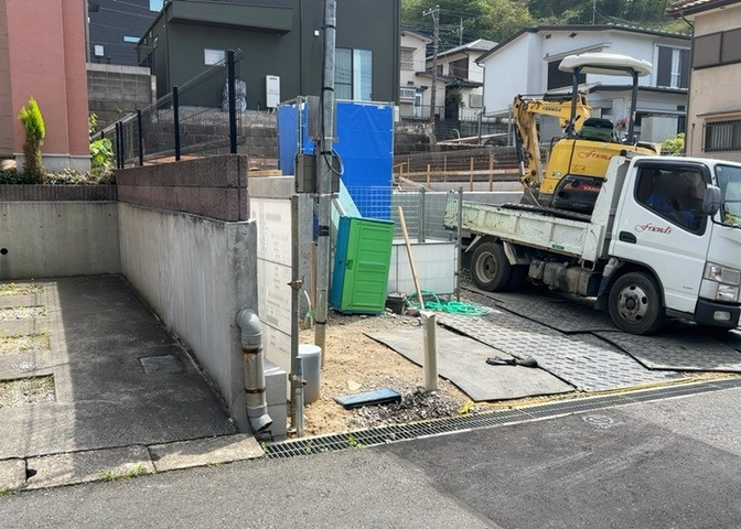 道幅が狭い場所は比較的土地の値段が低いことが多く、また交通量が少ないため騒音が少なく静かな環境で過ごせます。また、小さいお子様がいるご家庭も安心です。一方で車の駐車が難しいというデメリットもあります。