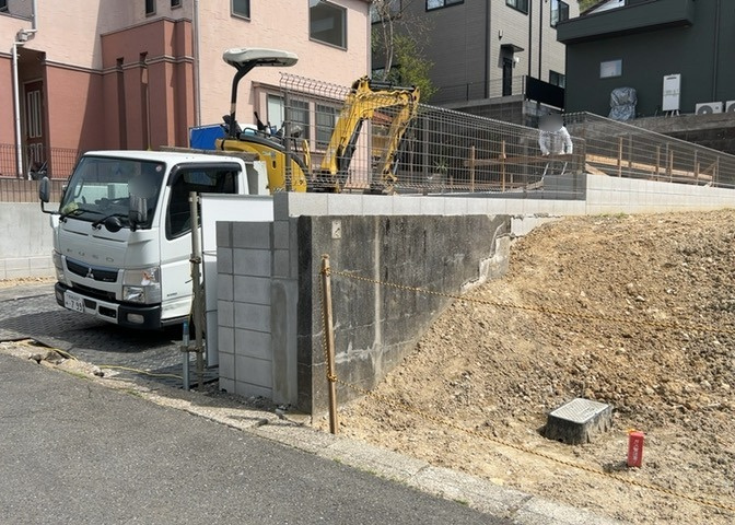 道幅が広い場所は日当たりや風通が良好です。幅が広いのですれ違いも可能ですし大きな車でも駐車可能！一方で、大型車が通ることも多くなるため交通量の増加により騒音に繋がります。また土地の値段が高くなります。