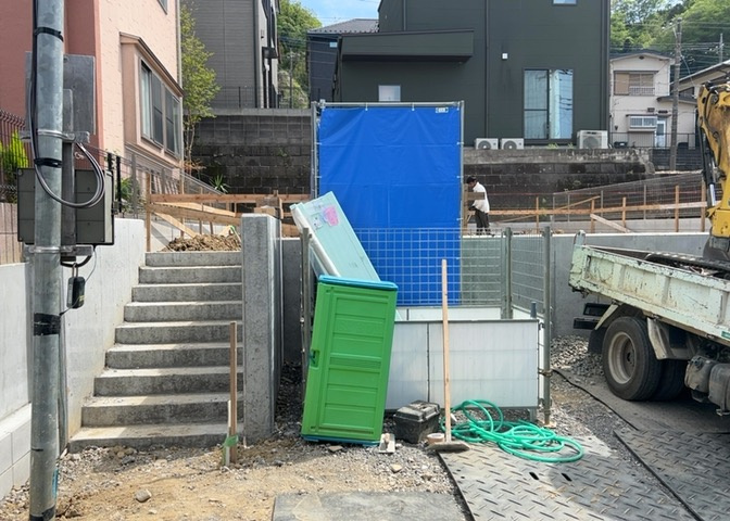 現在は更地となっています。現地をご見学に行く際は、道路の幅や周辺の交通量、施設などをご確認頂くことをおすすめします！ある程度イメージをつけたいという場合は、同売主の施工事例や完成パースもお見せします。