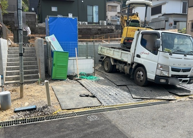 車一台あたりに必要なスペースは、標準サイズの普通自動車で横幅2m50cm、長さ5mは必要になります。ただし、乗降のことも考慮して横幅3m30cm、長さ5m50cmほどは確保できるところを選びましょう。