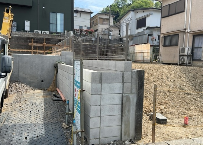 庭のある家に住むことのメリットとして、子どもたちの遊び場を確保できること、ガーデニングや家庭菜園を楽しめること、明るさを確保できることがあります。また、配置を工夫することでプライバシーが確保できます。