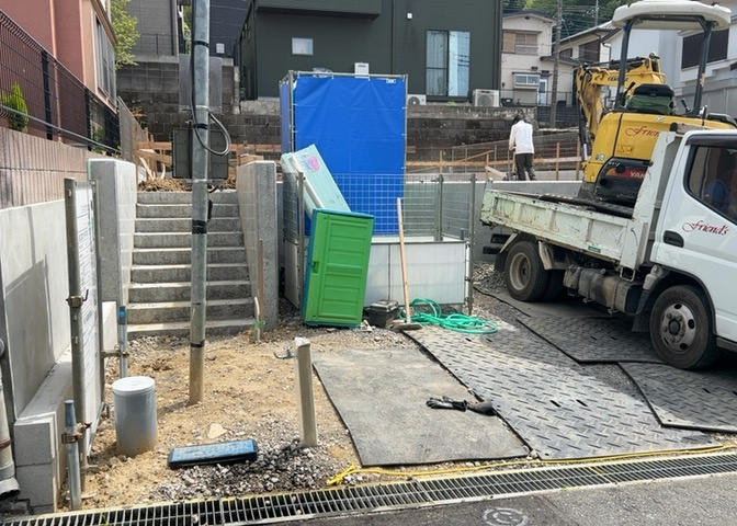 住宅用の土地では前面道路に2m以上接していなければならないと法律で定められています。しかし、お持ちの車のサイズやライフスタイルなどにより、2mでは利便が悪い場合もございますので、事前に確認しましょう。