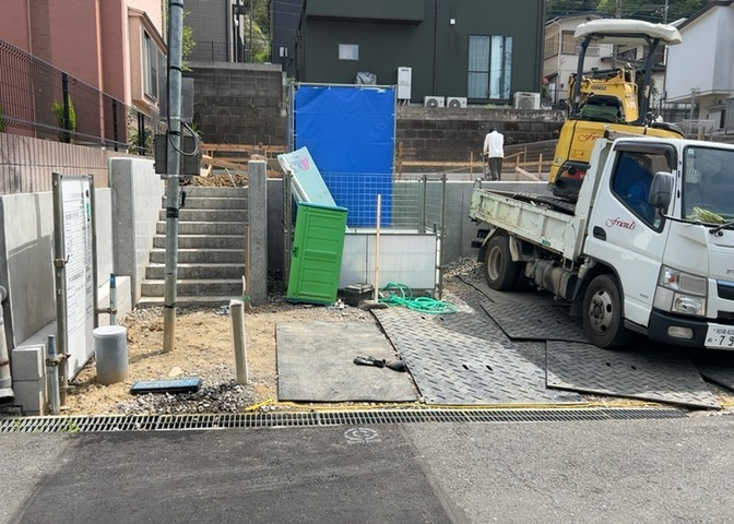 お持ちの車種によっては前面道路が広い方が便利でしょう。しかし、前面道路が広ければその分交通量が多くなるため、騒音などが気になる場合があります。実際に現地を見学し、周辺交通量や騒音などを確認しましょう！