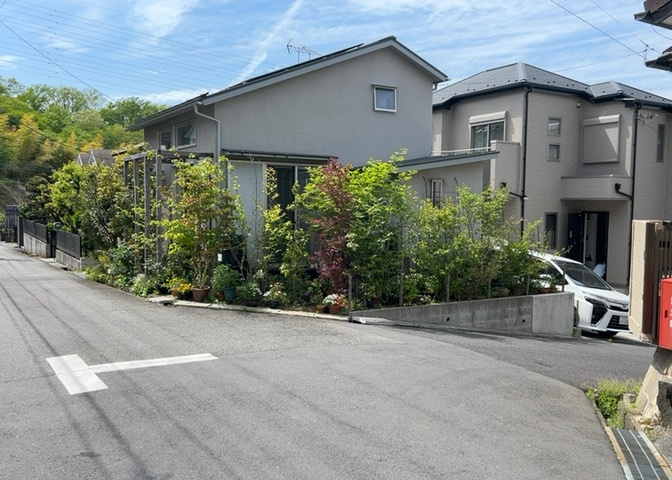 眺望を気にして物件を探す場合、前面に建物が建っていないか現地で確認しましょう！前面に建物があると景色はもちろん、日当たりや風通しにも影響が出てきます。住んだ時のことを想像しながら現地見学をしましょう。