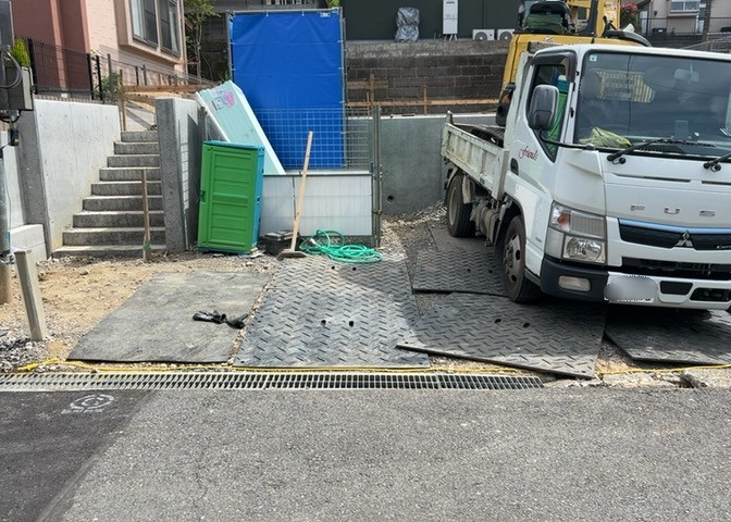 駐車場と明記されていても、最小スペースでつくられた駐車場だと大型車は駐車できなかったり、出入りしにくくなったりする可能性があります。お車のサイズと購入したい物件の駐車場のサイズを現地で確認しましょう。