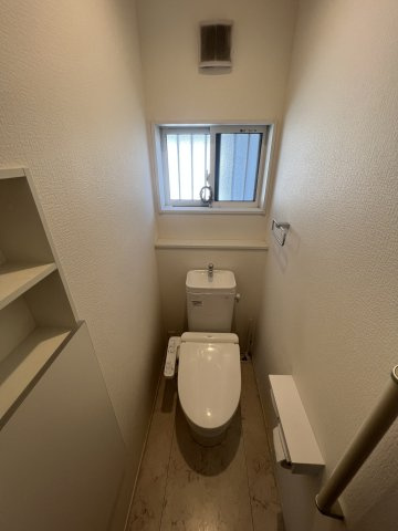 窓付きのトイレスペース。換気環境も良好です。