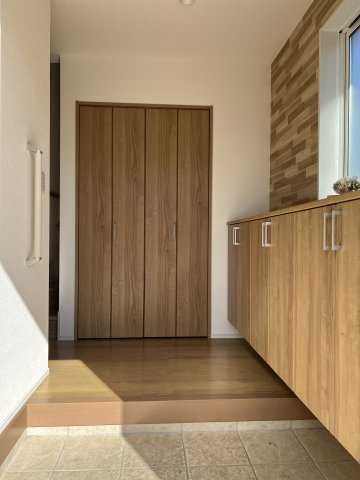 明るい玄関で来客やご家族をお迎え♪