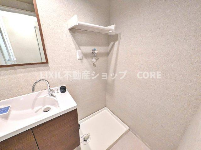 ランドリースペース上部には洗濯洗剤や柔軟剤を置ける便利な収納棚がございます。