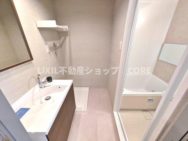 清潔感のある色で統一されたプライベート空間は、身だしなみチェックや肌のお手入れに最適です。