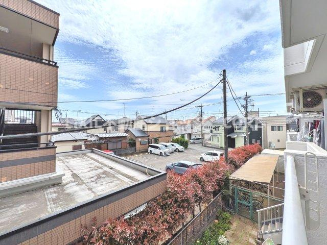 気持ちのいい空が見渡せる広いバルコニー。通風・採光にも優れ、心地よい光と風があふれています。
