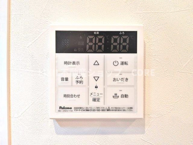 お風呂はボタンひとつで一定量の湯を浴槽に張ったり、保温や追い焚きをすることができる便利な機能付。
