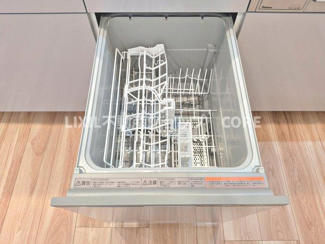 食器洗乾燥機付きで家族の食器もピカピカ。忙しい奥様には欠かせないアイテムのひとつ！！