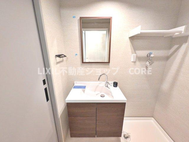 ホワイトを基調にまとめたパウダールームはホテルのような上質な気品あふれる空間を創造しております。