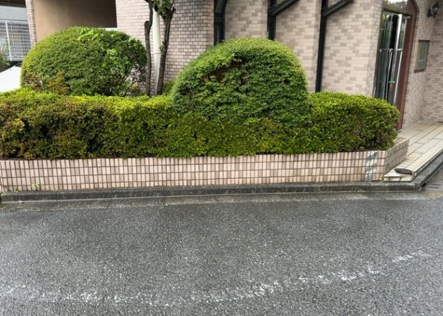 物件によっては、入居者が個人的に使用できる専用庭がついているものもあります。また、住宅の中にある土間の部分を庭と呼ぶこともあります。庭の用途は住む人によって変わり、それによってデザインもさまざまです。