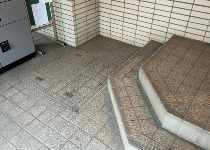 マンションのエントランスには、もともと風よけや防犯の役割がありますが、マンションによって宅配ボックスなどの設備が備わっている所もあります。日々の生活をイメージしながら生活しやすさをチェックしましょう。