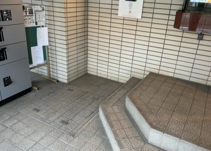 ラウンジは、マンションの共用スペースに椅子やテーブルなどを配置した利用者が寛げる空間です。屋内型ラウンジと屋外型ラウンジがあります。共用部分の管理状況と合わせて、詳細については現地でご確認ください。