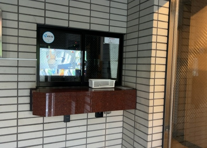 受付はマンションコンシェルジュがいる場合もあれば、管理人が滞在する小部屋を総称して呼ぶことがあります。主にエントランスに設置されていることから、防犯面でも期待ができます。防犯設備がない場合はより安心！