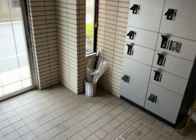 ロビーというと、エントランスと何がちがうの？と思いますよね。実はロビーとエントランスには明確な決まりはありません。物件によっては、エントランスを入って広がるある程度の広さのある空間がロビーとなります。