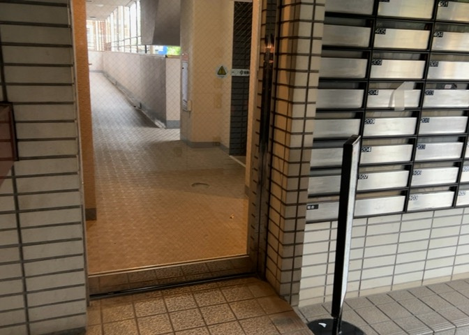 共用部分は、一棟の建物に住む区分所有者全員が共同で所有するとし、共用部分の管理、補修などは、区分所有者で形成される管理組合が行います。個人の判断で勝手に変更することはできませんので覚えておきましょう。