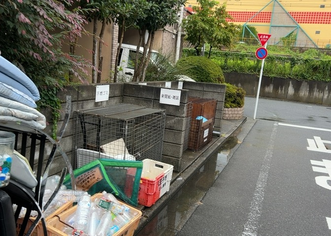 共有部分は、住民なら誰もが使える設備のこと。例えば駐車場やエレベーター、インターネット設備、セキュリティ設備などがあります。他にも、マンションの廊下・外部階段やエントランス・ゴミ置き場などがあります。