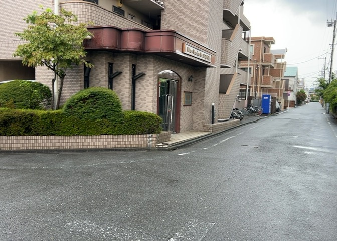 隣家の土地はどうなっているのか、生活利便施設が近くにあるのか、学校まで近いかなど、お客様のライフスタイルにあわせたイメージが重要です。また、近くにあると困る施設が近くにないかも確認するといいでしょう。