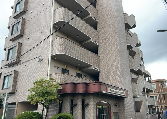 道幅が広い場所は日当たりや風通が良好です。幅が広いのですれ違いも可能ですし大きな車でも駐車可能！一方で、大型車が通ることも多くなるため交通量の増加により騒音に繋がります。また土地の値段が高くなります。