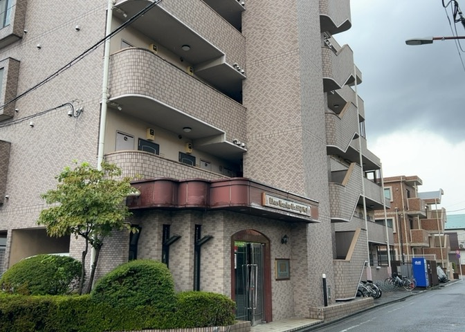 ＲＣ造、Reinforced　Concreteは直訳すると補強されたコンクリートです。主に柱や梁・床・壁が鉄筋とコンクリートで構成おり、鉄筋を組んだ型枠にコンクリートを流し込んで固めたものを指します。
