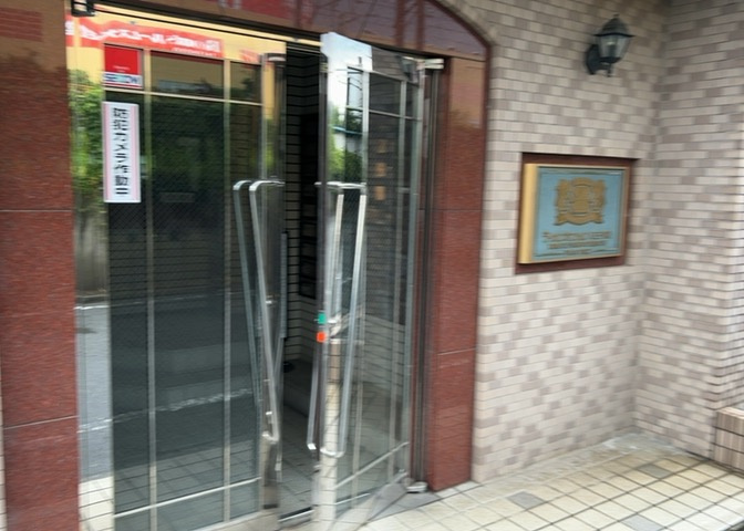 玄関は家の顔でもあり、家族以外の目にも止まる場所です。玄関は外との間を仕切る扉、靴などをしまっておく収納スペース、靴脱ぎのたたきスペース、来客とのやり取りをするドアホンなど複数のアイテムからなります。