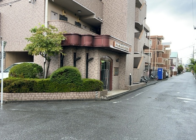 外観はマンション管理がされているかの目安になります。築年数が古いと、壁面は劣化してひび割れが生じることも！建物が古びていても細かいところが修繕されていると、きちんと管理されているなぁと感じるでしょう。
