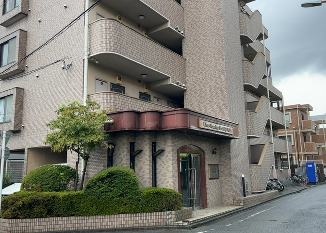 一般的なバルコニーは、奥行1.5ｍ程ですが、ワイルドバルコニーは2ｍまで広がっています。そのため洗濯物の間隔をあけ干すことができ、乾きやすいというメリットや、ガーデニングが楽しめる等の特徴があります。