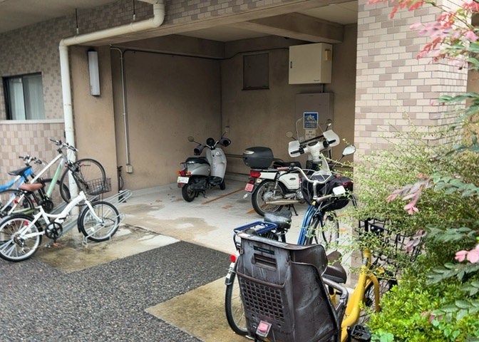 車一台あたりに必要なスペースは、標準サイズの普通自動車で横幅2m50cm、長さ5mは必要になります。ただし、乗降のことも考慮して横幅3m30cm、長さ5m50cmほどは確保できるところを選びましょう。