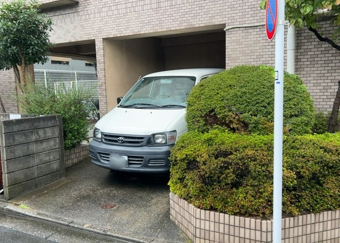 駐車場と明記されていても、最小スペースでつくられた駐車場だと大型車は駐車できなかったり、出入りしにくくなったりする可能性があります。お車のサイズと購入したい物件の駐車場のサイズを現地で確認しましょう。
