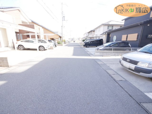 前面道路は広々としておりますので、お車の運転が苦手な方でも安心ですね。