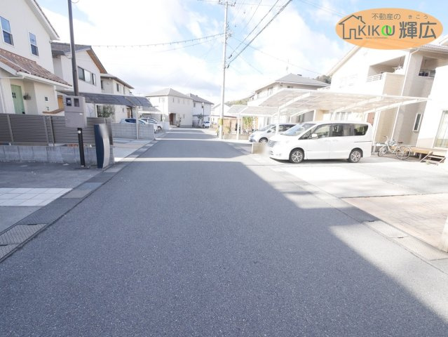 前面道路は広々としておりますので、お車の運転が苦手な方でも安心ですね。