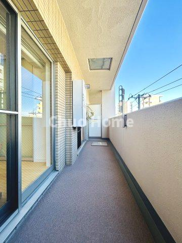 【バルコニー】幅もあって、奥行きもあるゆとりのバルコニー。洗濯物を干したり乾かしたりだけでなく、ただ出てみるだけでも気持ちいいですよ。