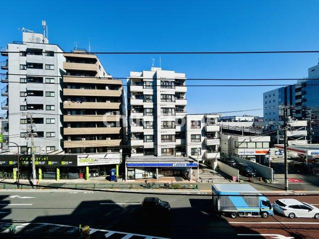 手を伸ばせば、ふれることが出来そうな環境が、そのままインテリアになったような印象です。その豊かな眺望にふさわしい空間には、通風・採光にも優れ、心地よい光と風があふれています