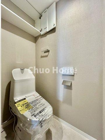 【トイレ】　収納スペースをしっかりと確保した温水洗浄便座機能付きトイレ。温水洗浄便座は清潔にお使いいただくための大切なアイテムです。