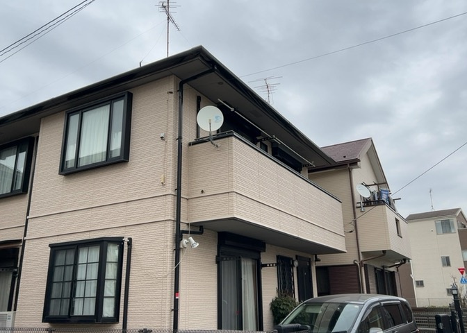 バルコニーは、室外の専用スペースのうち、「屋根がなく開放された空間」であるものを指します。ベランダより広いタイプのものが多く、日当たりもよいため家庭菜園などを楽しみたい人にとって適した環境となります。