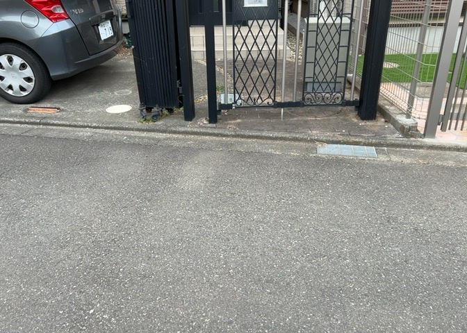 玄関ポーチにおいて最も重視すべきと言っても良いのが広さです。適切な広さの玄関ポーチでないと外見的なバランスは崩れてしまいますし、何より使いにくくなってしまいますので、現地で実際に下見をしてみましょう！