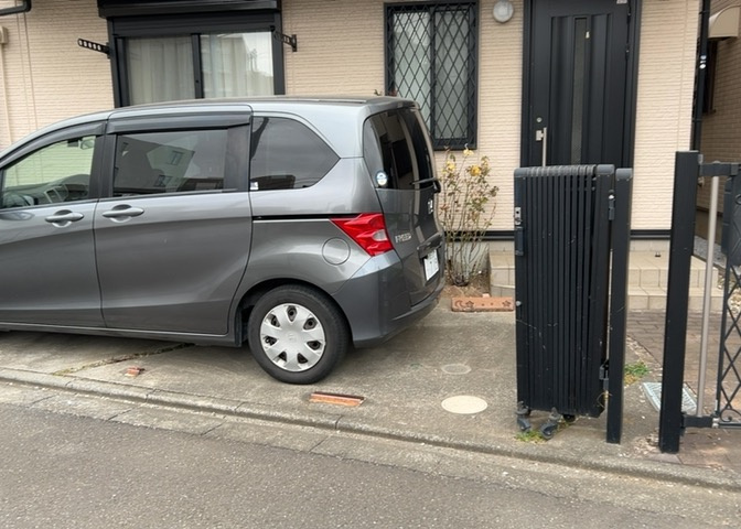 床下換気口は、床下に湿気がこもることを防ぎ、効果的に換気を行うために設置されています。床下換気口が設置されていない建物は、基礎パッキング工法などにより換気を行なっています。詳細は現地でご確認ください。