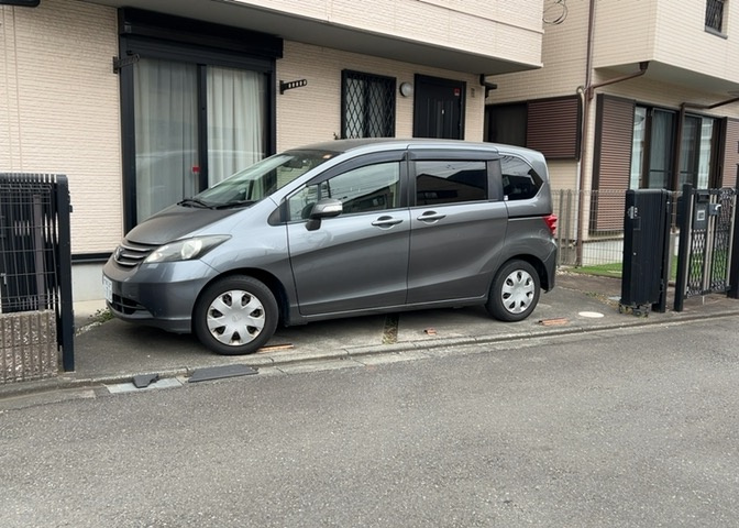 車一台あたりに必要なスペースは、標準サイズの普通自動車で横幅2m50cm、長さ5mは必要になります。ただし、乗降のことも考慮して横幅3m30cm、長さ5m50cmほどは確保できるところを選びましょう。