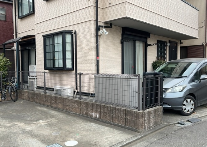 庭のある家に住むことのメリットとして、子どもたちの遊び場を確保できること、ガーデニングや家庭菜園を楽しめること、明るさを確保できることがあります。また、配置を工夫することでプライバシーが確保できます。
