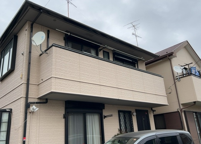 バルコニーは、建物内から室外へ楽に出入りできる便利なスペースです。また、バルコニーには手すりを付けることが義務付けられており、手すりの高さは110cm以上で施工することが建築基準法で定められています。